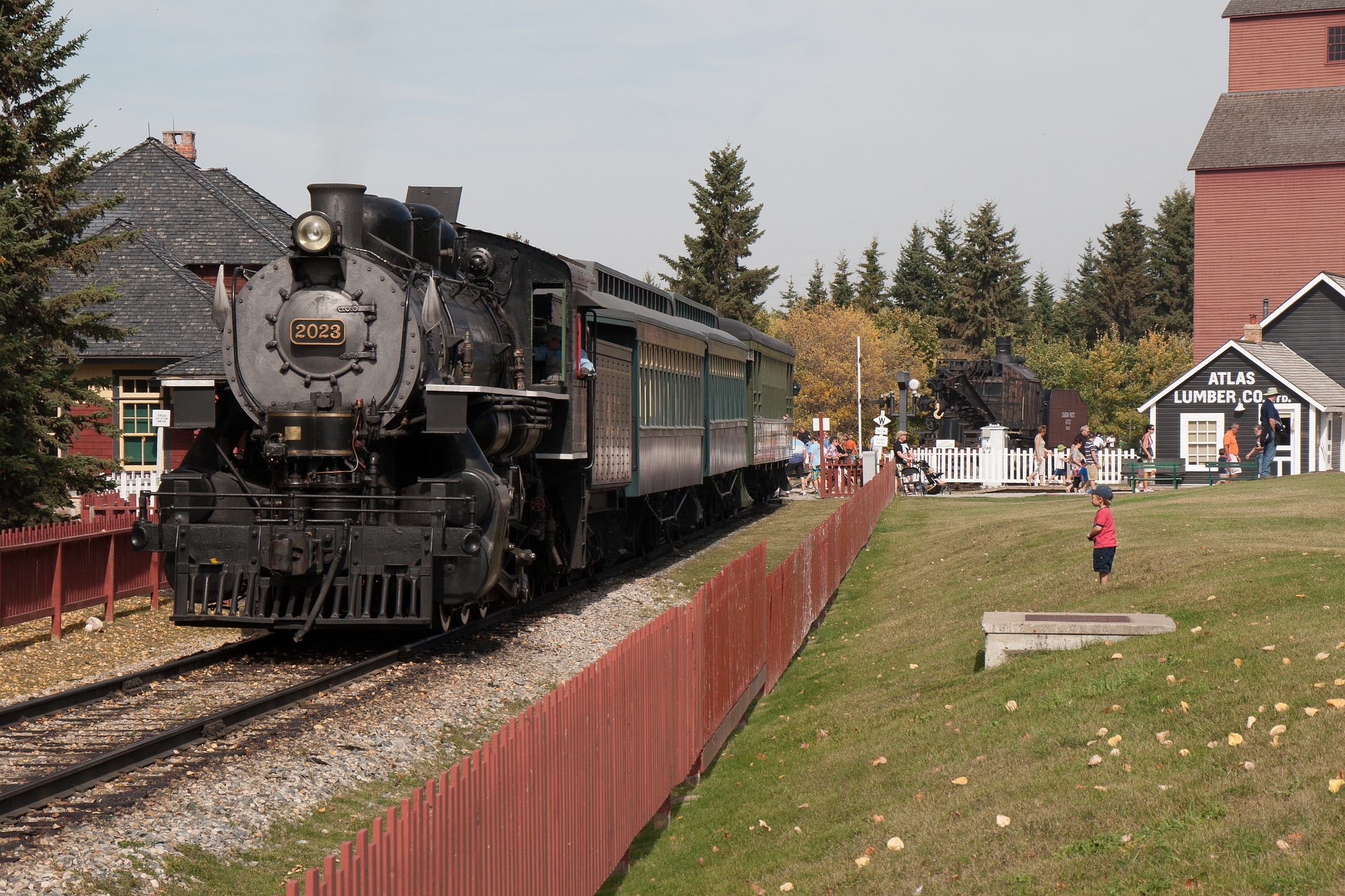 train-3870211_1920